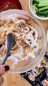 (มีฮาลาล) ซอสก่วยเตี๋ยวแห้ง สูตรโบราณ สำหรับทำก๋วยเตี๋ยวแห้ง สูตรโบราณ ขนาด 150 g. ตรา เพียวไท