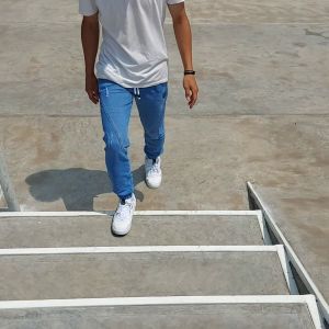 Celana Jogger Jeans Sobek Pria Yang Lagi Tren & Premium