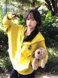 เสื้อสเวตเตอร์มีฮู้ดแบบมีซิปสไตล์ย้อนยุคสไตล์อเมริกันสำหรับผู้หญิง ฤดูใบไม้ผลิและฤดูใบไม้ร่วง ทรงหลวม คาร์ดิแกน ทรงหลวม คุณภาพดี คอกลม แขนยาว