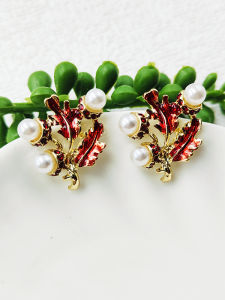 ต่างหูรูปใบไม้สไตล์ยุคกลางคนสีแดง จี้มุกแบบเข็มเงิน ดีไซน์หรูหรา เครื่องประดับแฟชั่นสำหรับผู้หญิง