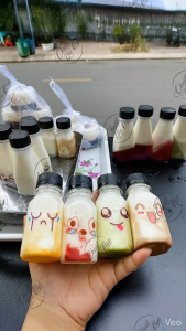 Combo 400 nhãn dán trang trí hủ bánh flan sữa chua mặt cười dễ thương nhựa trong không thấm nước