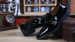 High Quality glossy surface Leather Shoes For Men Fashion Mens Bussiness Casual Shoes Mens Black Pointed Toe Dress Shoes Mens Pull on Office Shoes
