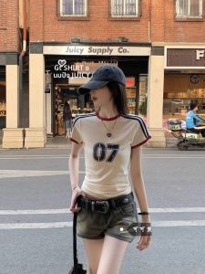 เสื้อยืดคอกลมแขนสั้นทรงสลิมฟิตสไตล์อเมริกันสำหรับผู้หญิง แฟชั่นฤดูใบไม้ร่วง 2025 ใหม่ ทรงเข้ารูป เสื้อผ้าทำงาน ลายพิมพ์ดิจิทัล