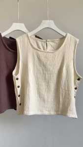 เสื้อแขนกุด เสื้อกั๊ก เสื้อแขนกุดผ้าสาลู ผ้าฝ้ายสาลูสองชั้นอบย่น แต่งกระดุมข้าง ผ้านุ่มมาก ใส่สบาย