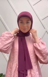 Hijab instan Lavender Hijab Topi Instant Instan Turkey Turki Turkiye kerudung Turki\\n\\n Apa itu Hijab Instan Lavender?\\n\\nHijab instan Lavender adalah aksesoris hijab Turki yang praktis dan modern. Dengan desain yang unik dan bermotif lavender, hijab ini menjadi pilihan yang tepat bagi wanita yang ingin tampil modis dan praktis saat berhijab.\\n\\n Sejarah dan Pengembangan Hijab Instan Lavender\\n\\nHijab instan Lavender merupakan hasil pengembangan dari aksesoris hijab Turki yang sudah ada sejak lama. Awalnya, hijab ini hanya digunakan oleh wanita Turki, namun kini telah menjadi tren di seluruh dunia. Hijab instan Lavender hadir sebagai jawaban bagi wanita yang ingin tampil modis tanpa harus repot memakai hijab tradisional.\\n\\n Manfaat Hijab Instan Lavender untuk Wanita\\n\\nHijab instan Lavender memiliki beberapa manfaat bagi wanita, antara lain:\\n\\n- Praktis dan mudah dipakai\\n- Desain modern dan elegan\\n- Bisa digunakan dalam berbagai acara, baik formal maupun informal\\n- Memiliki motif lavender yang menarik\\n\\n Bagaimana Menggunakan Hijab Topi Instant?\\n\\nHijab topi instant adalah salah satu jenis hijab instan yang populer di kalangan wanita. Berikut ini adalah langkah-langkah penggunaan hijab topi instant:\\n\\n1. Pastikan rambut Anda sudah disisir rapi dan tidak ada bagian yang terlihat keluar dari hijab.\\n2. Tempatkan hijab topi instant di atas kepala Anda.\\n3. Sesuaikan posisi hijab topi instant agar menutupi seluruh kepala Anda.\\n4. Jika diperlukan, tambahkan aksesoris lain seperti bros atau cincin untuk menambah kesan modis.\\n\\n Tips dan Trik Menggunakan Hijab Topi Instant\\n\\nBerikut ini adalah beberapa tips dan trik menggunakan hijab topi instant:\\n\\n- Pilih ukuran hijab topi instant yang sesuai dengan bentuk kepala Anda.\\n- Gunakan hair gel atau produk penata rambut lainnya untuk menjaga rambut tetap rapi.\\n- Jangan lupa untuk membersihkan hijab topi instant secara rutin agar tetap bersih dan nyaman dipakai.\\n\\n Aksesoris Hijab Turki yang Lain\\n\\nSelain hijab instan Lavender, ada beberapa aksesoris hijab Turki lainnya yang bisa Anda coba, antara lain:\\n\\n- Topi kerudung Turki\\n- Aksesoris hijab Turki seperti bros, cincin, atau kalung\\n\\n Topi Kerudung Turki\\n\\nTopi kerudung Turki adalah aksesoris hijab Turki yang populer di kalangan wanita. Topi ini memiliki desain unik dengan berbagai motif dan warna yang menarik.\\n\\n Aksesoris Hijab Turki yang Bisa Kamu Coba\\n\\nSelain topi kerudung Turki, ada beberapa aksesoris hijab Turki lainnya yang bisa Anda coba, seperti bros, cincin, atau kalung. Aksesoris ini dapat menambah kesan modis dan elegan pada penampilan Anda.\\n\\n Kelebihan dan Kekurangan Hijab Instan Lavender\\n\\nHijab instan Lavender memiliki beberapa kelebihan dan kekurangan, antara lain:\\n\\n Kelebihan Hijab Instan Lavender\\n\\n- Praktis dan mudah dipakai\\n- Desain modern dan elegan\\n- Memiliki motif lavender yang menarik\\n\\n Kekurangan Hijab Instan Lavender\\n\\n- Harga yang lebih mahal dibandingkan hijab tradisional\\n- Tidak semua wanita merasa nyaman memakai hijab instan\\n\\n Kesimpulan\\n\\nHijab instan Lavender adalah aksesoris hijab Turki yang praktis dan modern. Dengan desain yang unik dan bermotif lavender, hijab ini menjadi pilihan yang tepat bagi wanita yang ingin tampil modis dan praktis saat berhijab. Meskipun memiliki beberapa kekurangan, hijab instan Lavender tetap menjadi pilihan yang populer di kalangan wanita.\n}