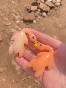 Car Color Changing Roasted Duck Funny UV Color Change Duck Creative Car Interior Ornament Friend Gift 会变色的烤鸭