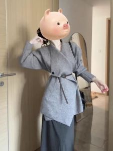 เสื้อคาร์ดิแกนคอปกสีดำสไตล์ฝรั่งเศสไม่สมมาตร เสื้อคลุมกันหนาวผู้หญิงทรงหลวมสบายๆ สายเดี่ยว แขนยาว ฤดูใบไม้ร่วง 2025