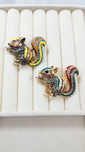 [ Woosilver ] Trâm Cài Áo Hình Sóc Đính Đá – Sáng Tạo & Năng Động