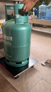 ฐานวางถังแก๊ส พร้อมล้อเลื่อน 4 ล้อ สามารถ"ล็อคล้อ"ให้อยู่กับที่ได้ ใช้วางถังแก๊ส ถังน้ำดื่ม พัดลม