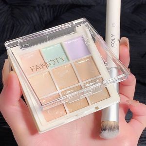 The 9-color concealer for freckles acne marks dark circles and tear troughs brightens the skin tone. The 9-color concealer la
