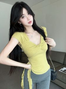 GUZILIAN | เสื้อยืดแขนสั้นคอวีผูกโบว์สไตล์หวานและเผ็ดร้อนสำหรับฤดูร้อน เสื้อยืดทรงสลิมฟิตสีเหลืองสำหรับผู้หญิง เสื้อยืดคอวีแขนสั้น