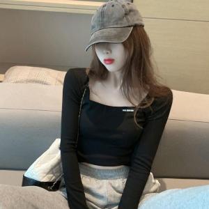 เสื้อยืดแขนยาวปักลายคอเหลี่ยมสไตล์ฝรั่งเศสสำหรับผู้หญิง ฤดูใบไม้ร่วง 2025 เสื้อชั้นในทรงเข้ารูปสั้น ปิดก้น ทรงเข้ารูป