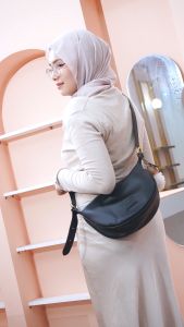 MOCO Fashion Tas Selempang Wanita bonus Bag Charm Bulu Lucu Half Moon Hobo Sling Bag 2239