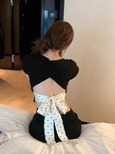 YUEZHONGWEI | Áo thun nữ tay ngắn ôm vừa vặn cổ vuông màu đen mùa hè 2025 phong cách mới hở lưng thắt dây Pure Desire áo thun thường ngày