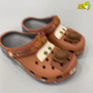 Dép sục classic ô tô nâu sục trẻ em hoạt hình cao cấp tặng kèm jibbitz charm 3d trang trí sục quai hậu bé trai dép bé trai