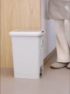 ซื้อ 1 แถม 1! - ถังขยะพลาสติกทรงสี่เหลี่ยม เปิดได้ด้วยมือและเท้า มีให้เลือก 4 ขนาด ใช้งานง่ายและสะดวก