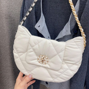 กระเป๋าสะพายข้างหนังนิ่มสไตล์สตรีท กระเป๋าสะพายข้างทรงกลมสำหรับผู้หญิง กระเป๋าสะพายข้างแบบสะพายไหล่เดี่ยว กระเป๋าสะพายข้างแบบใหม่ปี 2025