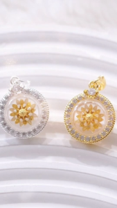 ดอกพิกุล 🙏 หลวงปู่ยูร วัดหนองป่าหมาก Phikun Blossom Amulet | 金银花佛牌