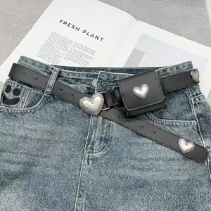 เข็มขัด Y2K แฟชั่นหัวใจ เข็มขัดหนัง PU สีดำ เจาะรูหลายระดับ ตกแต่งหมุดรอบสาย พร้อมกระเป๋าคาดเอว สไตล์ Rock Vintage