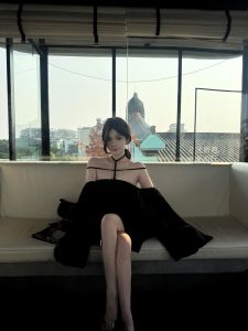 ชุดเดรสไหล่เดียวหรูหราสำหรับผู้หญิง ชุดราตรีเกิดขึ้นพร้อมเนื้อผ้าตาข่ายปะติดปะต่อกัน ชุดกระโปรงสั้นคอวี เดรสทรงเอ