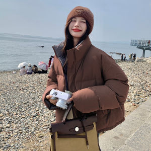 แจ็คเก็ตขนเป็ดสั้นสีน้ำตาล แจ็คเก็ตขนเป็ดสไตล์ขนมปัง ดีไซน์ไม่ซ้ำใคร สำหรับผู้หญิง ฤดูหนาว 2024 แจ็คเก็ตขนเป็ดสไตล์สตรีท