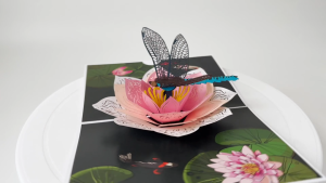 Thiệp Pop Up 3D Chuồn Chuồn & Hoa Sen – Thiệp 3D Nghệ Thuật Thiệp Chúc Mừng Cao Cấp Thiệp Tặng Sinh Nhật Kỷ Niệm Ngày Đặc Biệt F21