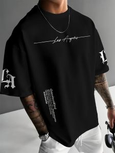 เสื้อยืดผู้ชายรุ่นใหม่ประจำฤดูร้อนปี 2025 เป็นเสื้อลำลองและทันสมัยสำหรับกิจกรรมกลางแจ้ง ดีไซน์เรียบง่ายพร้อมลายตัวอักษร