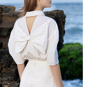 เสื้อเชิ้ตแขนพองผ้าฝ้ายลายผีเสื้อสไตล์ใหม่ฤดูร้อนปี 2025 สำหรับผู้หญิง ทรงหลวม ปกติ สีขาว คอโปโล กระดุม ทรงเข้ารูป