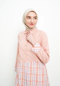MFMW Varsity Tunik Peach Motif Kotak: Bahan Nyaman dan Tahan Lama