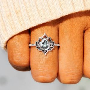 Huitan Vintage Flower Ring for Women White/Red/Purple/Blue/Green CZ Antique Silver Color Finger-rings New Retro Jewelry