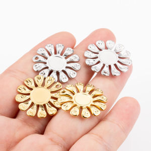สแตนเลสจี้ดอกทานตะวัน Diy อุปกรณ์เสริมจิวเวลรี่ย้อนยุค18K จี้รูปดอกไม้ที่พูดเกินจริงสีทอง