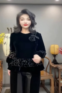 เสื้อยืดผ้ากำมะหยี่สไตล์ฝรั่งเศส แขนยาว ตกแต่งดอกไม้ รัดเอว กระชับสัดส่วน เสื้อยืดคอกลม แฟชั่นฤดูใบไม้ร่วง 2025