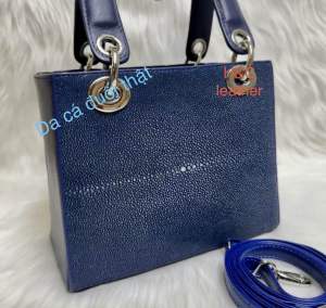 Túi xách da cá đuối thật màu xanh navy ngang 20cm- cao 16cm- rộng 10cm