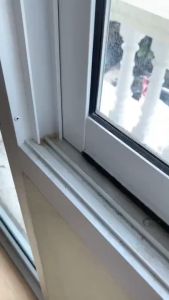 แผ่นปิดช่องว่างหน้าต่างแบบบานเลื่อน (1ชุดมี2ชิ้น) ป้องกันฝุ่น กันจิ้งจก