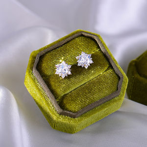 S925 Sterling Silver Snowflake Zircon Earrings Womens Fashion Jewelry Unique Design Autumn Winter High-End Sensation Ear Cuffs