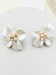 White Camellia Ear Studs Holiday Travel Face Shaping French Style Flower Earrings Fashionable C144 Alloy Embedded Artificial Gemstones
