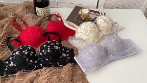 BS605 ชุดชั้นในลูกไม้ บราไร้โครง ดันทรง ปักลายดอกไม้ ให้ดีกับสิ่งที่คุณต้องการ เสื้อใน+กกน