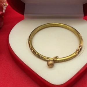 กำไลคลิปล็อคทองเหลือง กำไลหลอดตัดลายห้อยกระพรวน เส้นผ่านศูนย์กลาง 4.8 ซม. งานทองเหลืองแท้ งานดิบไม่ได้ชุบ ทองเหลืองโบราณ