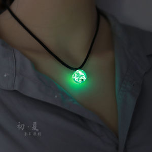 สร้อยคอแก้วสองสีที่ประดับด้วยหินประกายแสง สร้อยคอแบบยูนิเซ็กซ์ สร้อยคอแบบอเนกประสงค์สำหรับนักเรียนและเพื่อนรักของคู่รัก