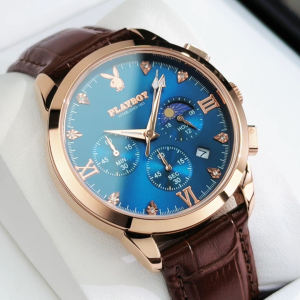 PLAYBOY นาฬิกาข้อมือควอตซ์กันน้ำสำหรับผู้ชาย หน้าปัดคริสตัลแซฟไฟร์ สายหนังสีน้ำตาล ขนาดตัวเรือน 40 มม.
