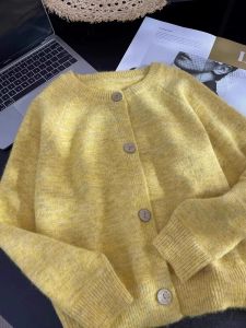 Áo Khoác Len Cardigan Màu Vàng Rộng Rãi Phong Cách Mỹ Cổ Tròn Nút Mùa Xuân 2025 Áo Khoác Ngoài Kiểu Pháp Cổ Điển Cho Nữ