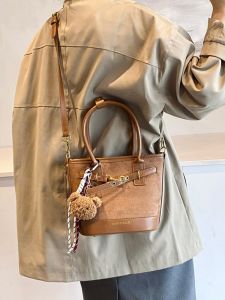 กระเป๋าถือผ้าขนแกะแบบสะพายข้างสไตล์วินเทจสำหรับผู้หญิงในฤดูใบไม้ร่วงปี 2024 กระเป๋าถือแบบสะพายข้างแบบอเนกประสงค์ที่ทนทานและมีสไตล์