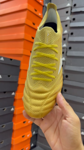 สตั๊ดฟุตบอลสีทอง รองเท้าฟุตบอล