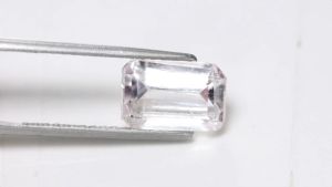 3.75 ct คุนไซต์ (Kunzite Emerald Shape) สีชมพูอ่อน สี่เหลี่ยมมุมตัด