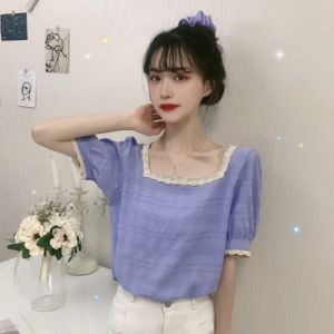 QKKshop สาวโคเรียไม่ไหว กับเสื้อยืดตัวนี้เลย รูปทรงเสื้อเป็นคอเหลี่ยม ตกแต่งลายฉลุที่คอเหลี่ยม ชายแขนเสื้อ มันน่ารักไม่ไหวแล้วแกร