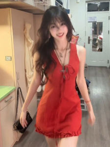 CHANGTONG | ชุดเดรสคอวีสีแดงทรงเข้ารูปเอวสูง แขนกุด ผ้าฝ้ายผสมสแปนเด็กซ์ ทรงเอ ชุดทำงานฤดูร้อน 2025 สำหรับผู้หญิงวัย 18-29 ปี