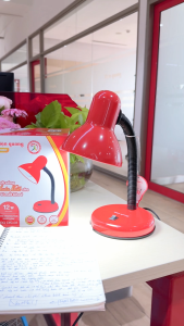 Đèn bàn Điện Quang ĐQ DKL03 B (chóa sắt đỏ đen có bóng đèn ánh sáng trắng cắm điện trực tiếp)