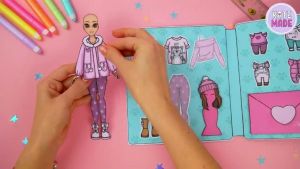ตุ๊กตา ตุ๊กตากระดาษ บ้านตุ๊กตากระดาษ แต่งตัวตุ๊กตา เสื้อผ้าตุ๊กตากระดาษ บทบาทสมมุติ  ของเล่น แฮนด์เมด DIY ไร้เสียง สติกเกอร์ ของเล่นเสริมพัฒนาการเสริมจินตนาการเด็ก ๆ
