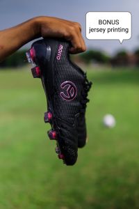 sepatu bola morro classic hitam lis pink