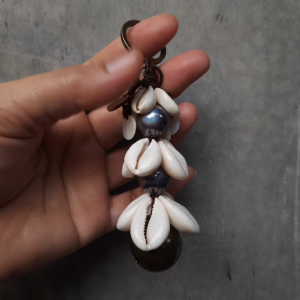 พวงกุญแจ ที่ห้อยประดับกระเป๋า หอยเบี้ย+กระดิ่งใหญ่ ความยาวทั้งหมดประมาณ 13 cm. งานฝีมือ แม่ค้าทำเองพร้อมส่งค่ะ